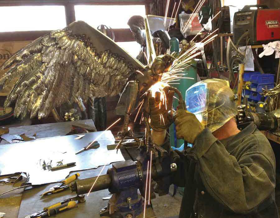 全球钣金新闻-金属制造狂：焊工制作动物的金属钣金-兰州冯岩国际物流有限公司